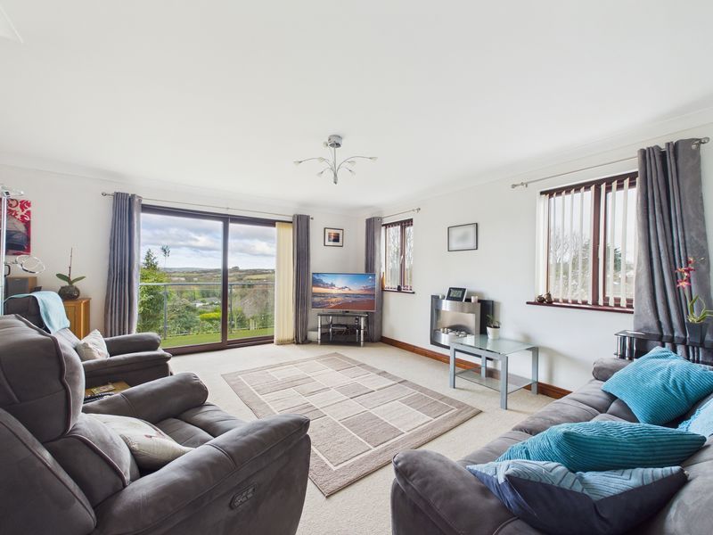 Property photo 3 of 11 Lounge