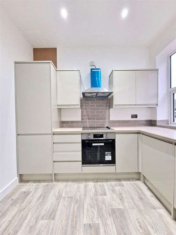 Property photo 3 of 10 Kitchen (1).Jpg