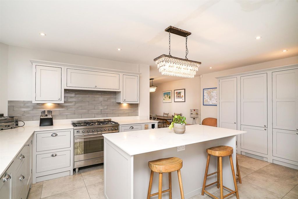 Property photo 3 of 38 20-Queen-Street-1008.Jpg