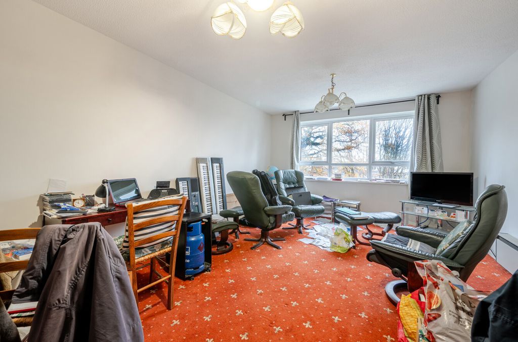 Property photo 2 of 9 1382232-17-693817...