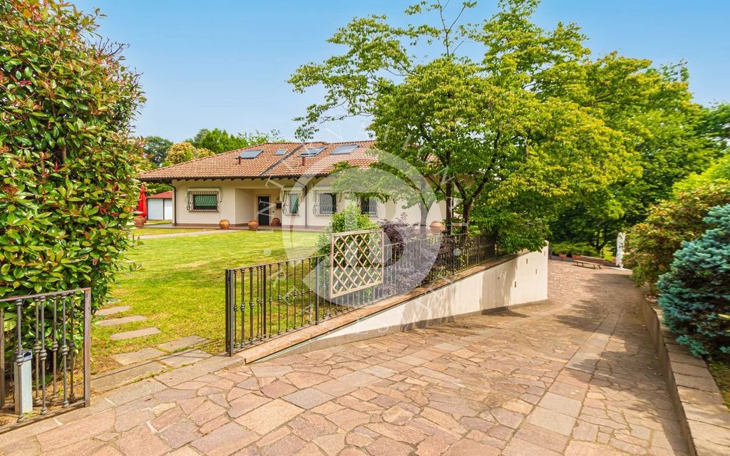 Property photo 2 of 40