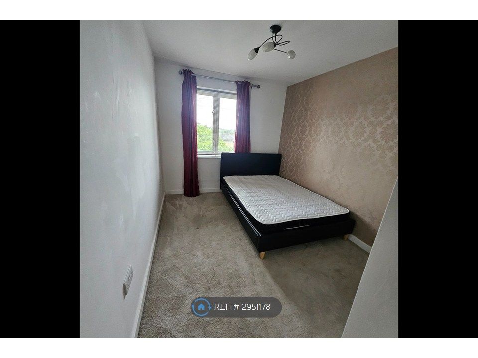 Property photo 3 of 12 Bedroom2