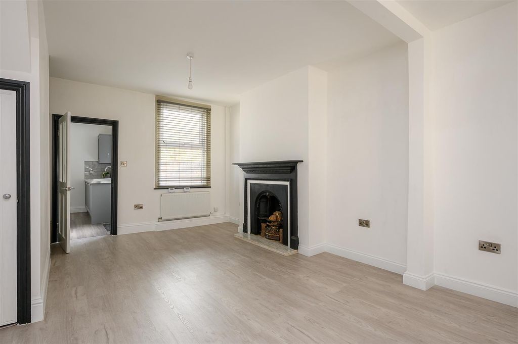 Property photo 3 of 12 Living Space