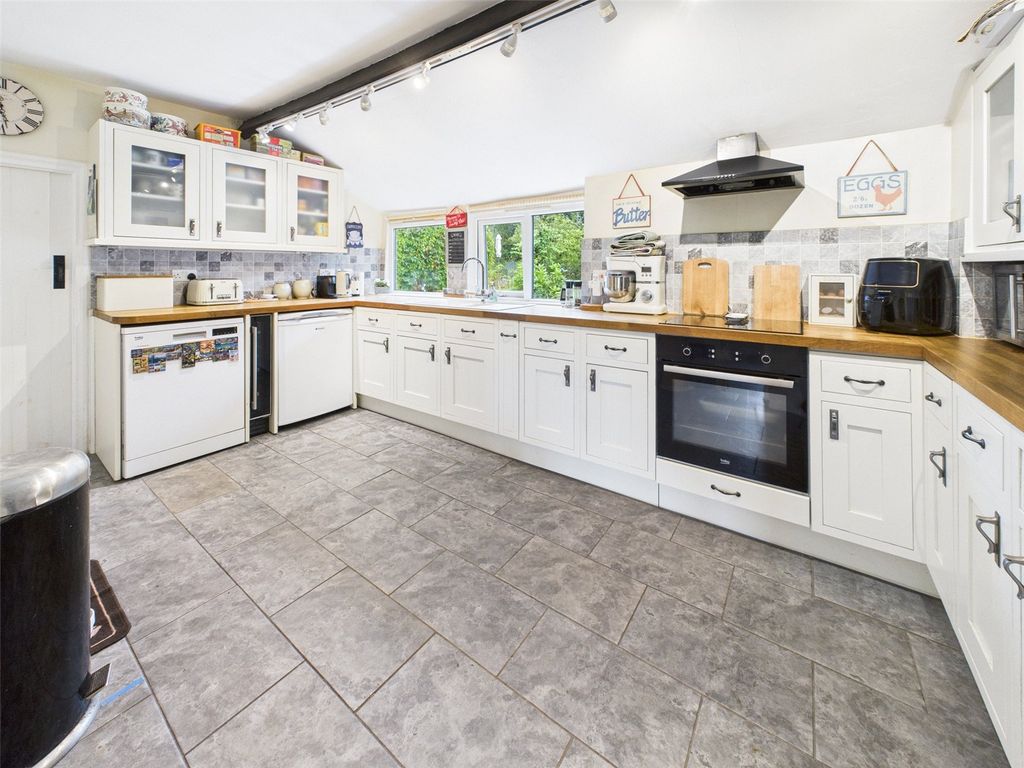 Property photo 3 of 18 Kitchen