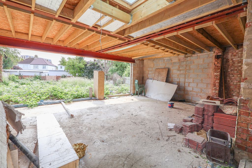Property photo 3 of 15 58 Ladywood Road, Surbiton, Kt6 7Pd