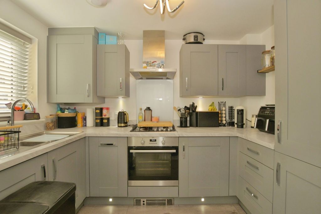 Property photo 3 of 17 Kitchen