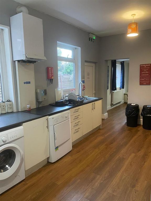 Property photo 2 of 17 727 Chester Road Kitchen.Jpg