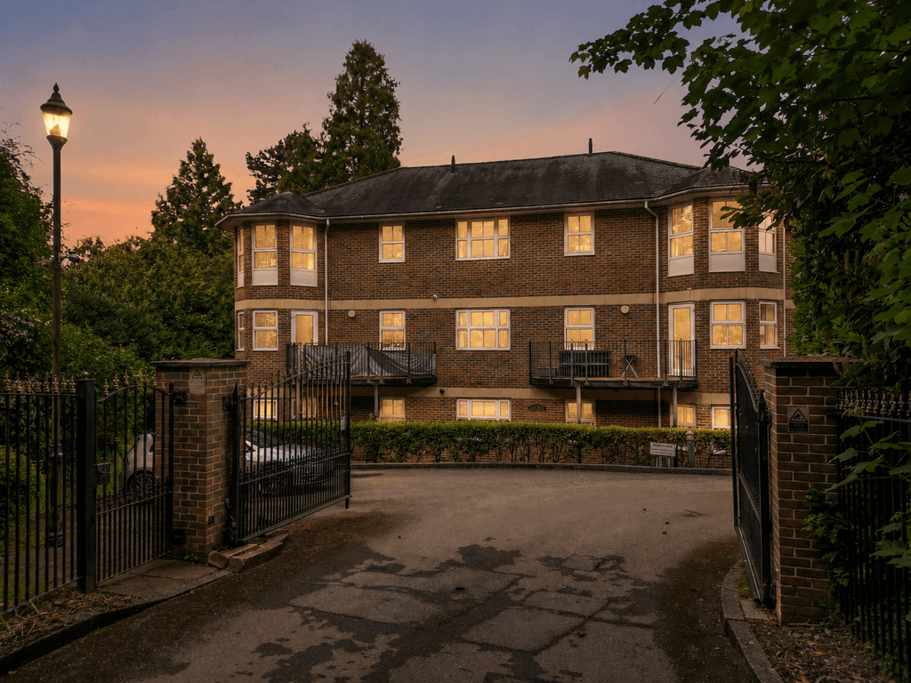 Property photo 1 of 10 Frost House, Chesham Road, Berkhamsted