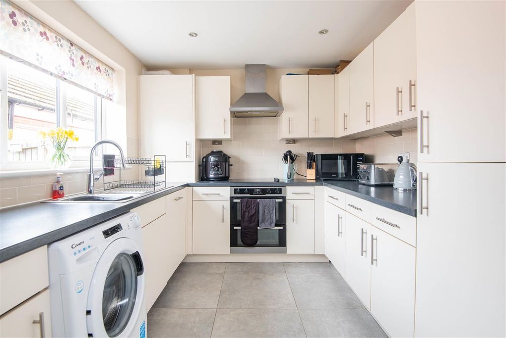 Property photo 2 of 23 Kitchen / Diner