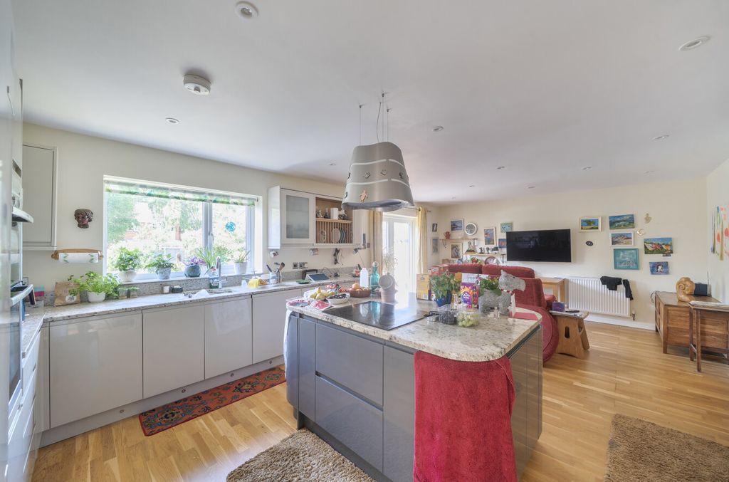 Property photo 2 of 8 1448270-7-69Fe3A2...