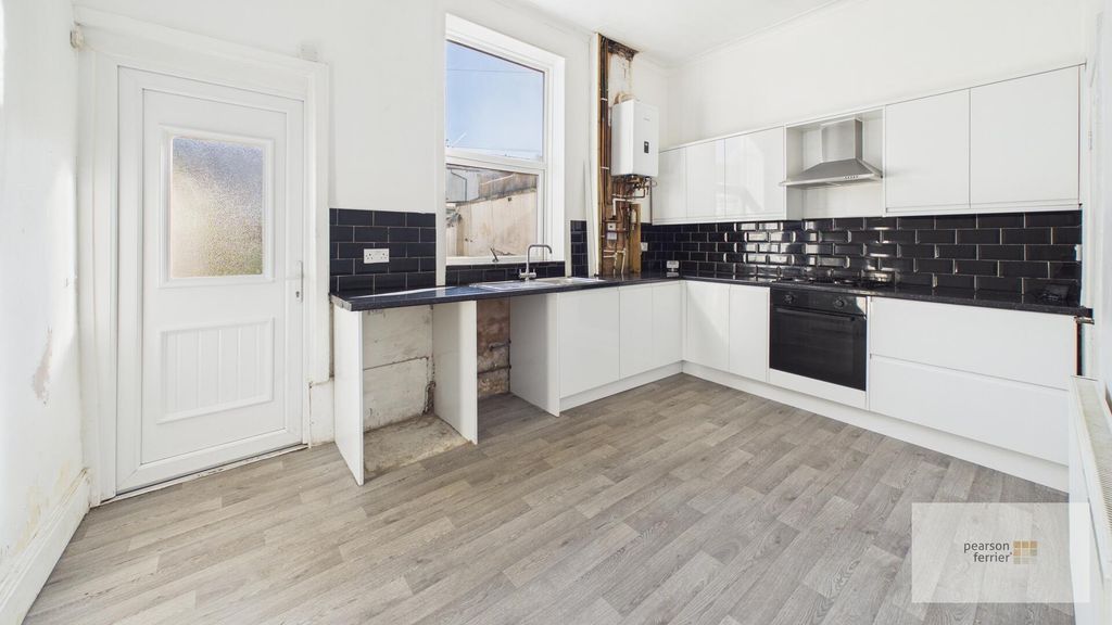 Property photo 3 of 11 Kitchen