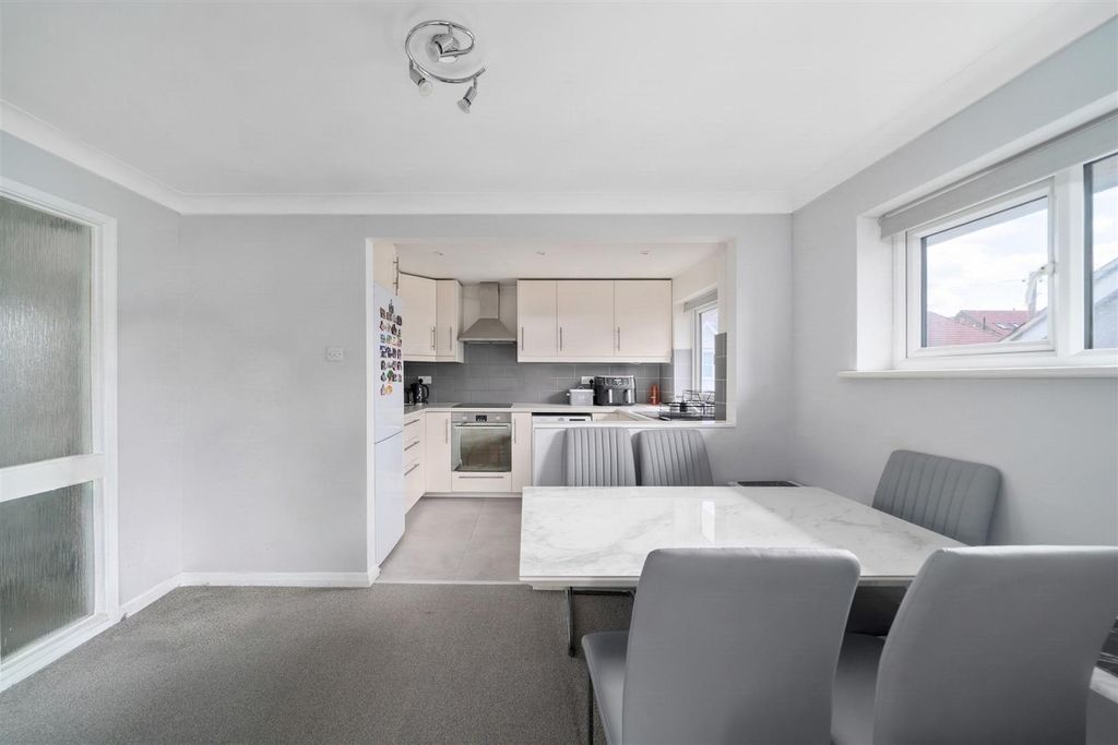 Property photo 3 of 11 Kitchen