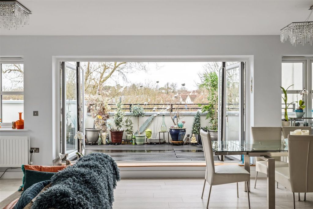 Property photo 3 of 22 14 Bentham House-21.Jpg