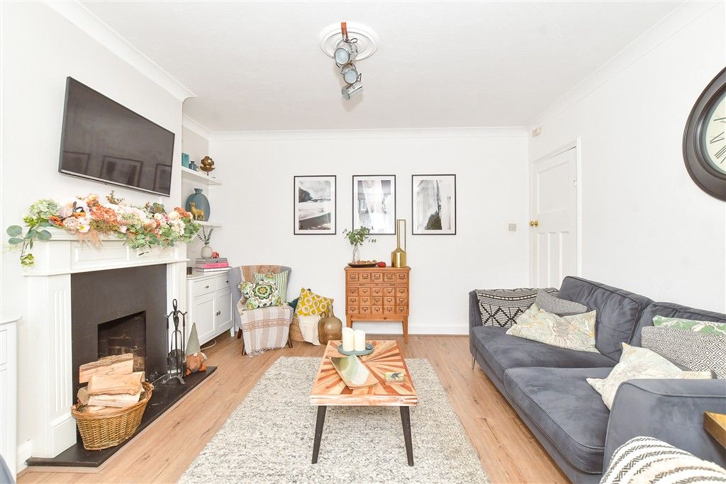 Property photo 3 of 19 Lounge