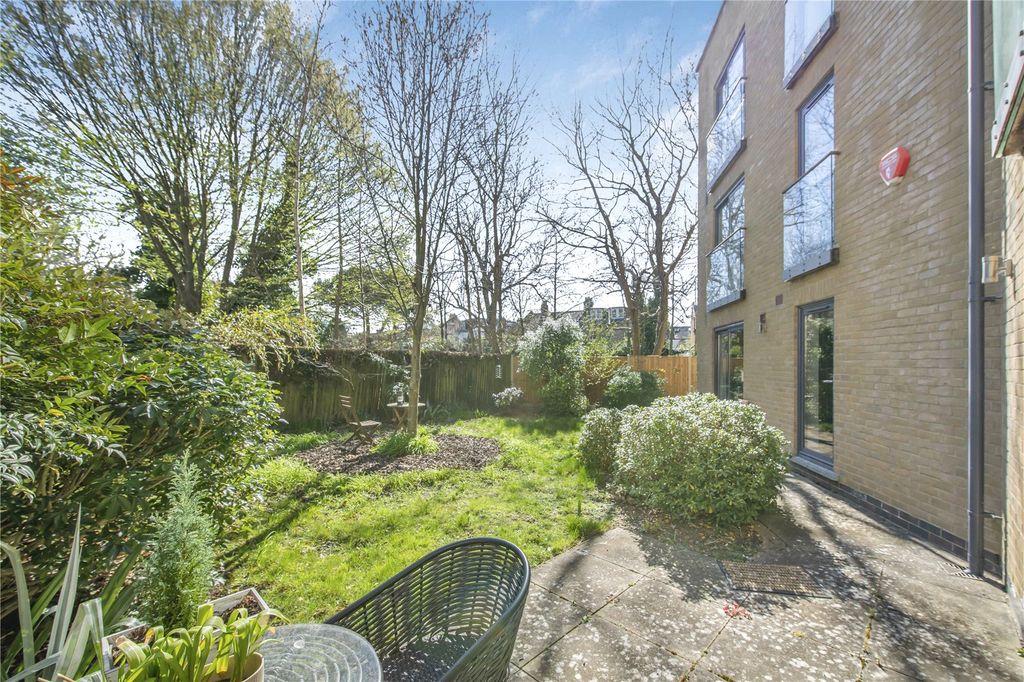 Property photo 1 of 8 Communal Garden