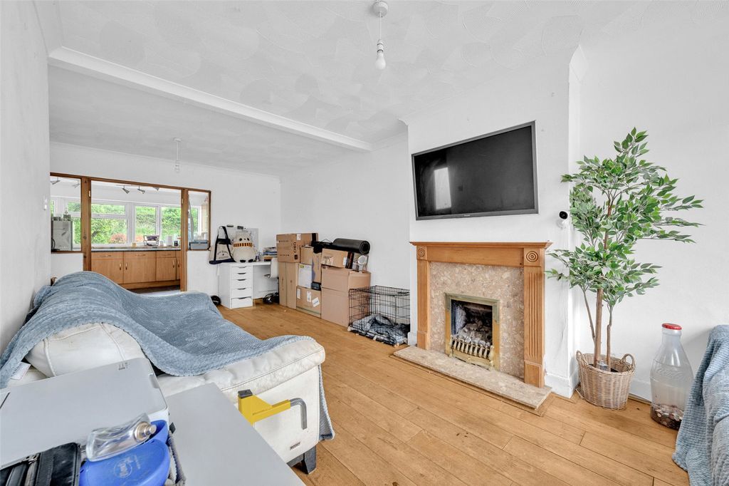 Property photo 3 of 14 Lounge