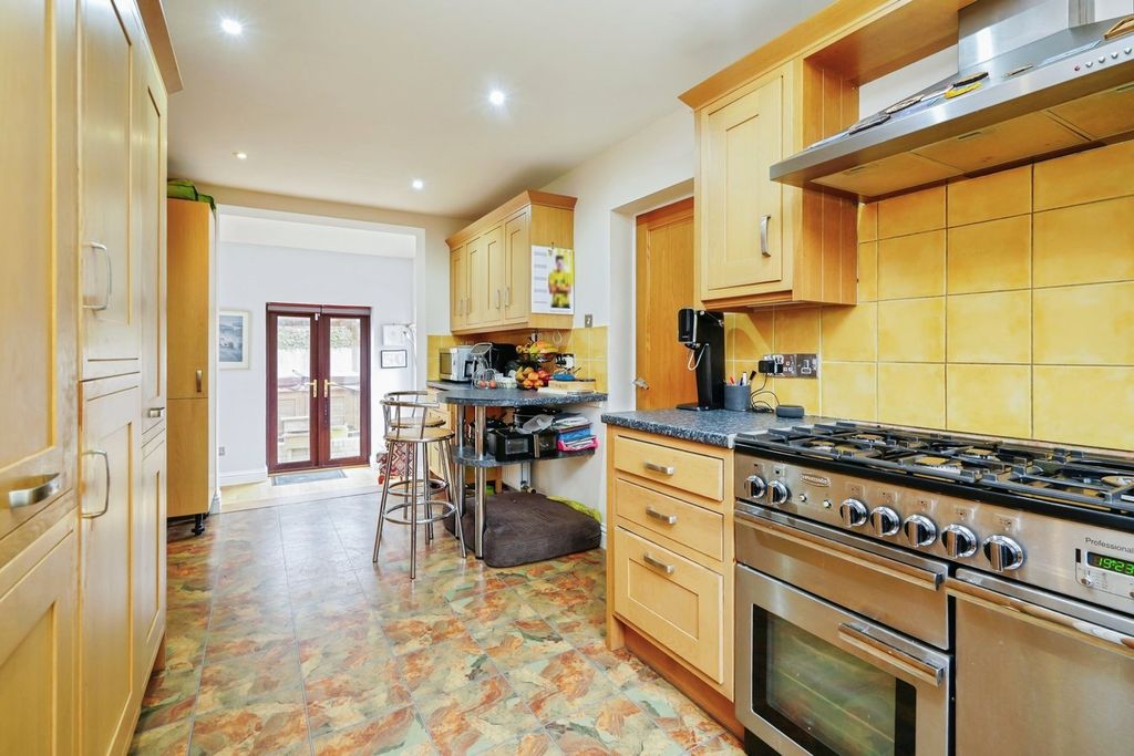 Property photo 3 of 18