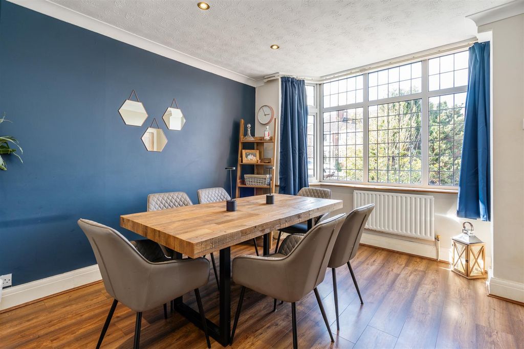 Property photo 3 of 14 38 Shalford Road_12.Jpg