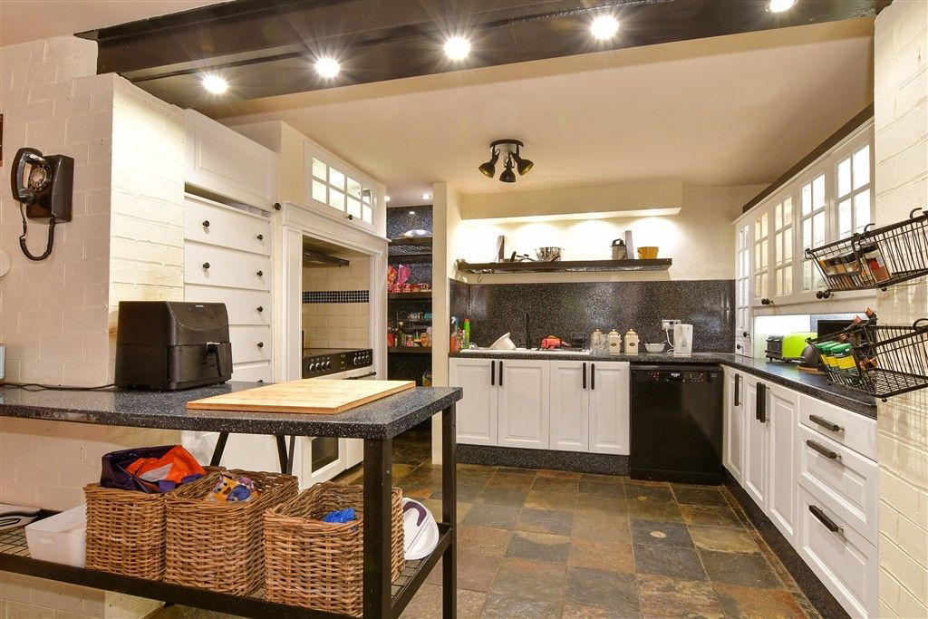 Property photo 3 of 19 Kitchen