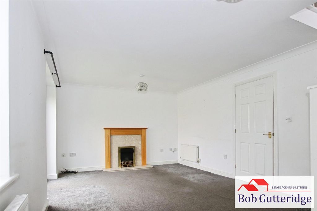Property photo 2 of 21 Full Width Lounge / Diner