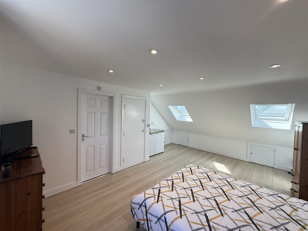 Property photo 3 of 7 Room