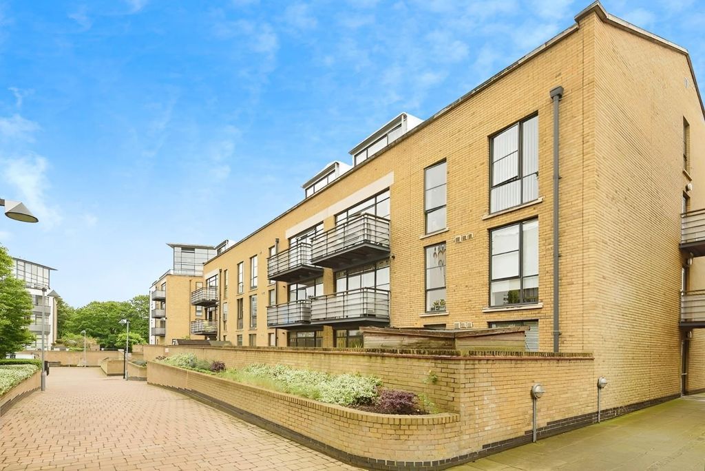 Property photo 1 of 8 4 Town Meadow.Jpg