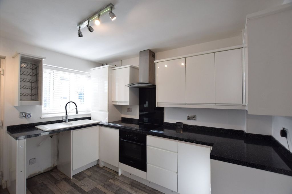 Property photo 3 of 11 Kitchen