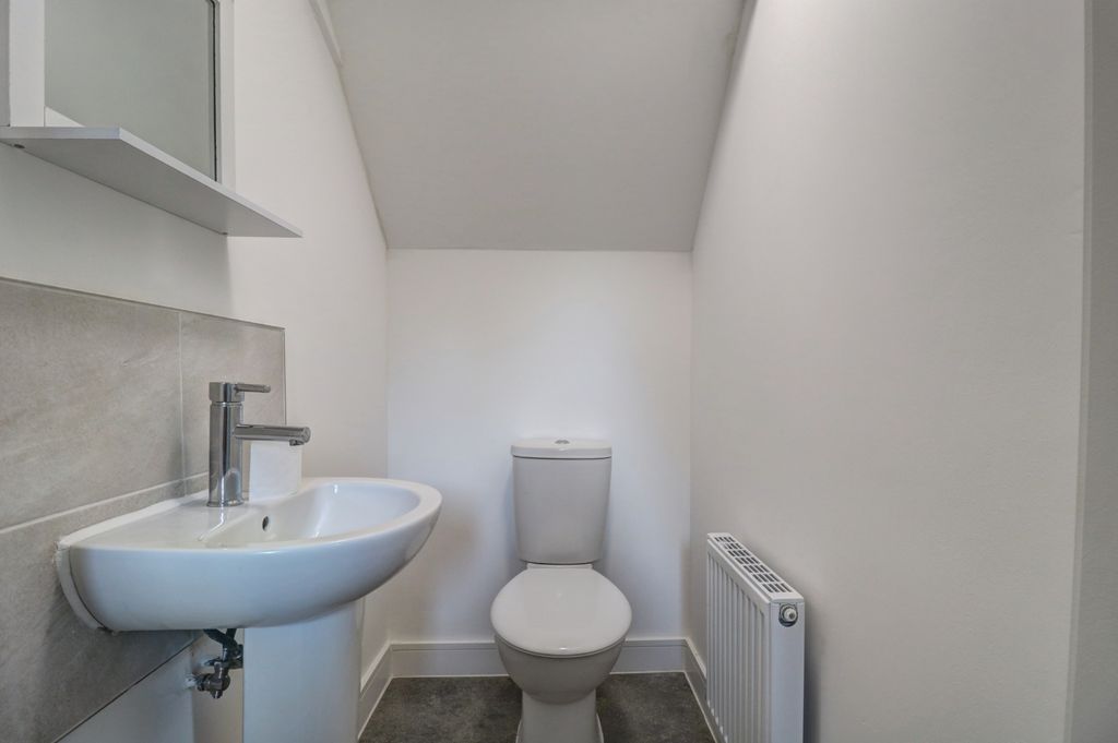 Property photo 2 of 17 Gf WC