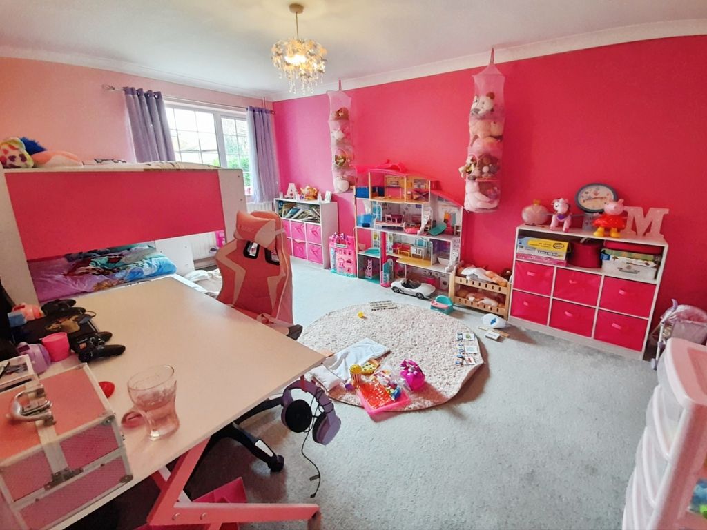 Property photo 3 of 12 Pbox-Bedroom-326242.Jpg