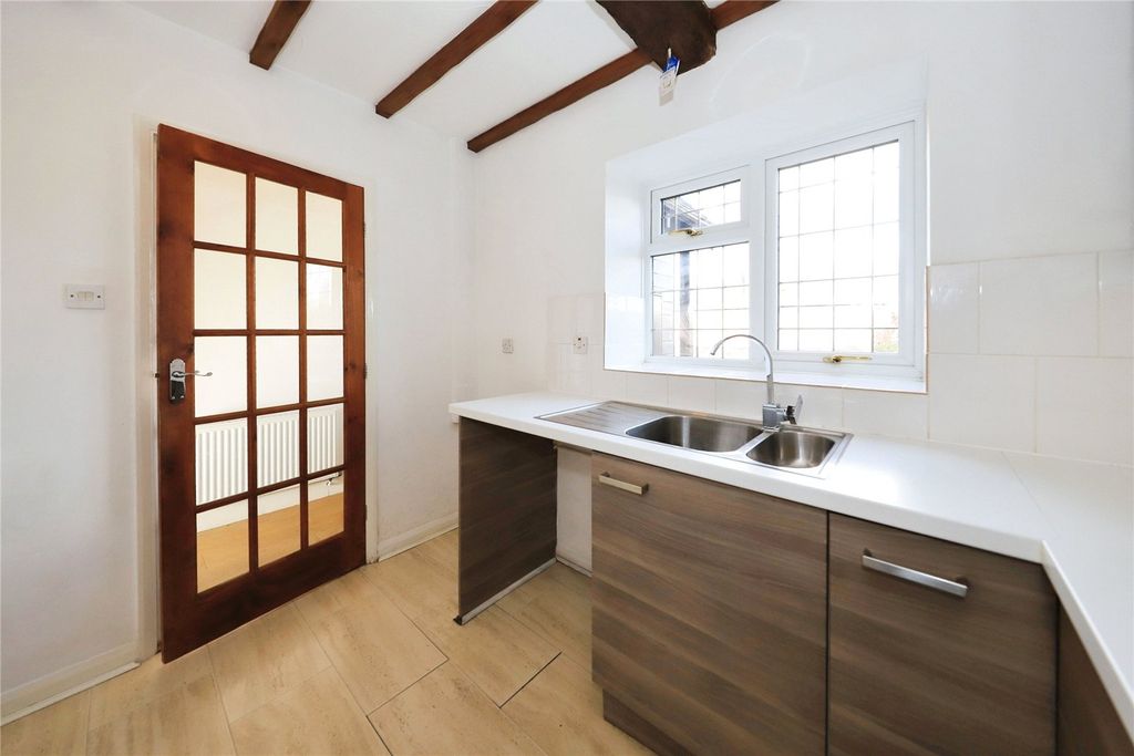 Property photo 3 of 11 Kitchen