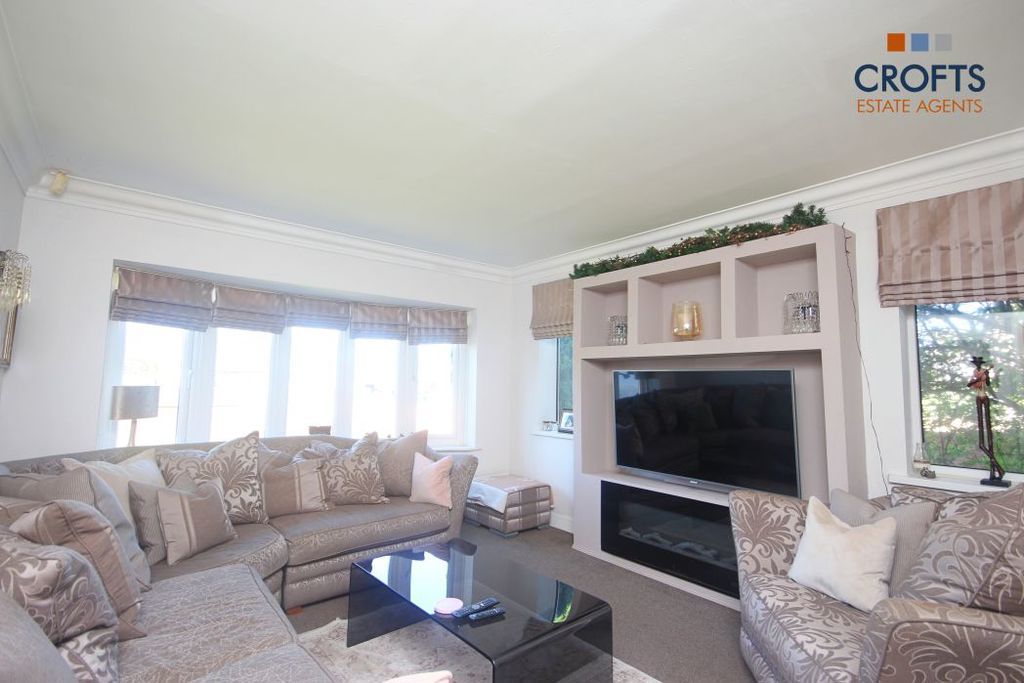 Property photo 2 of 16 Lounge