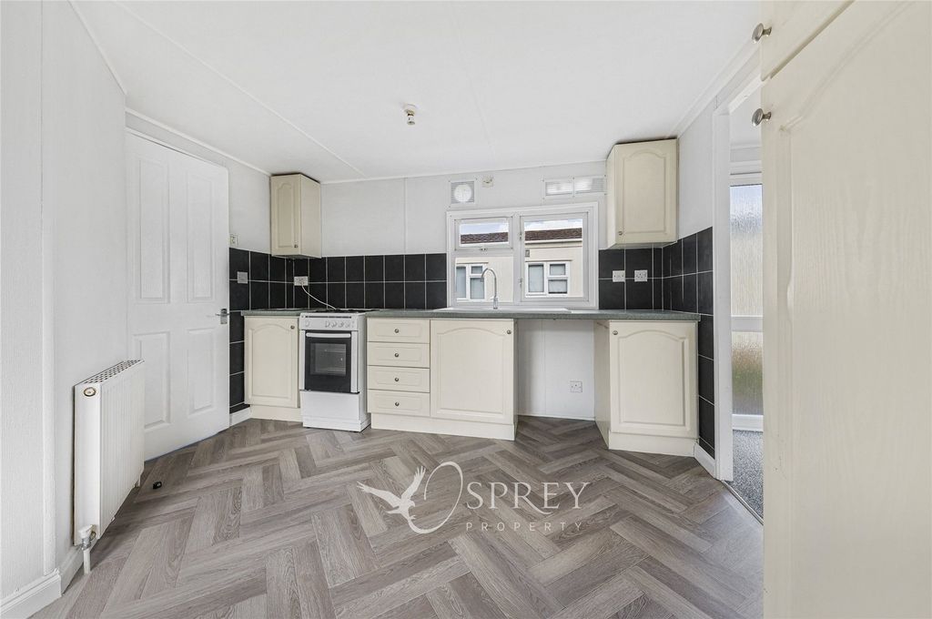 Property photo 2 of 8 Kitchen