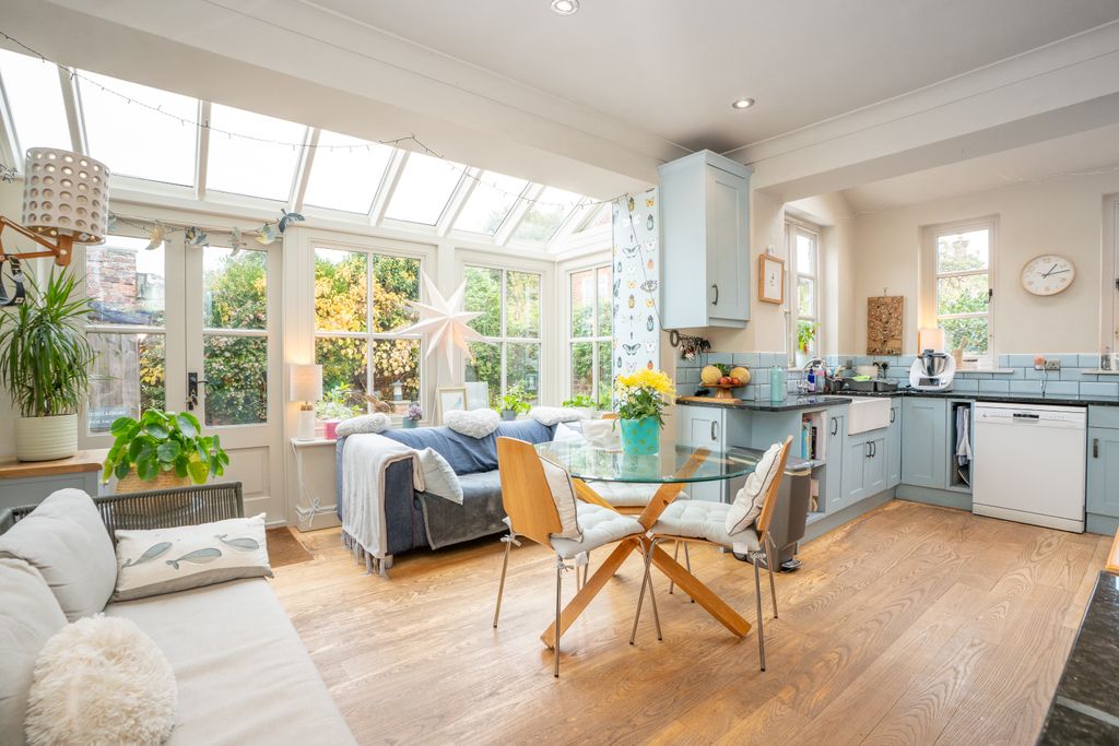 Property photo 2 of 24 Oldschoolhouse11