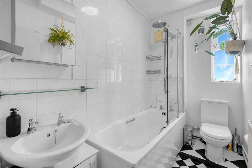 Property photo 2 of 8 Bathroom