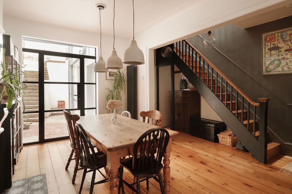 Property photo 3 of 25