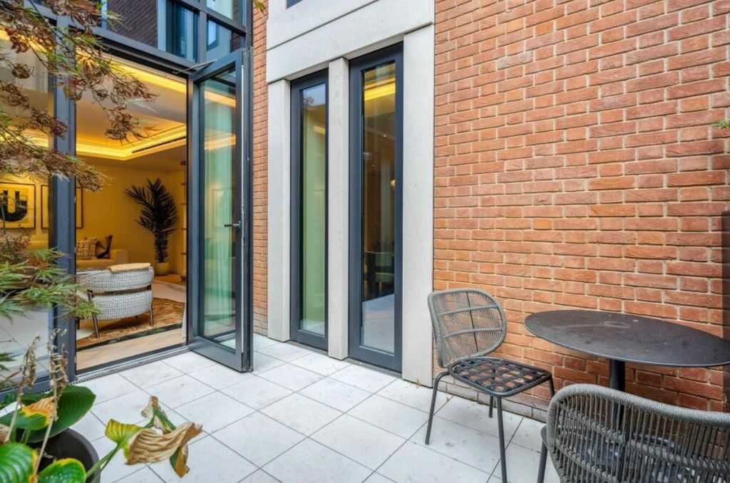 Property photo 3 of 17 Terrace