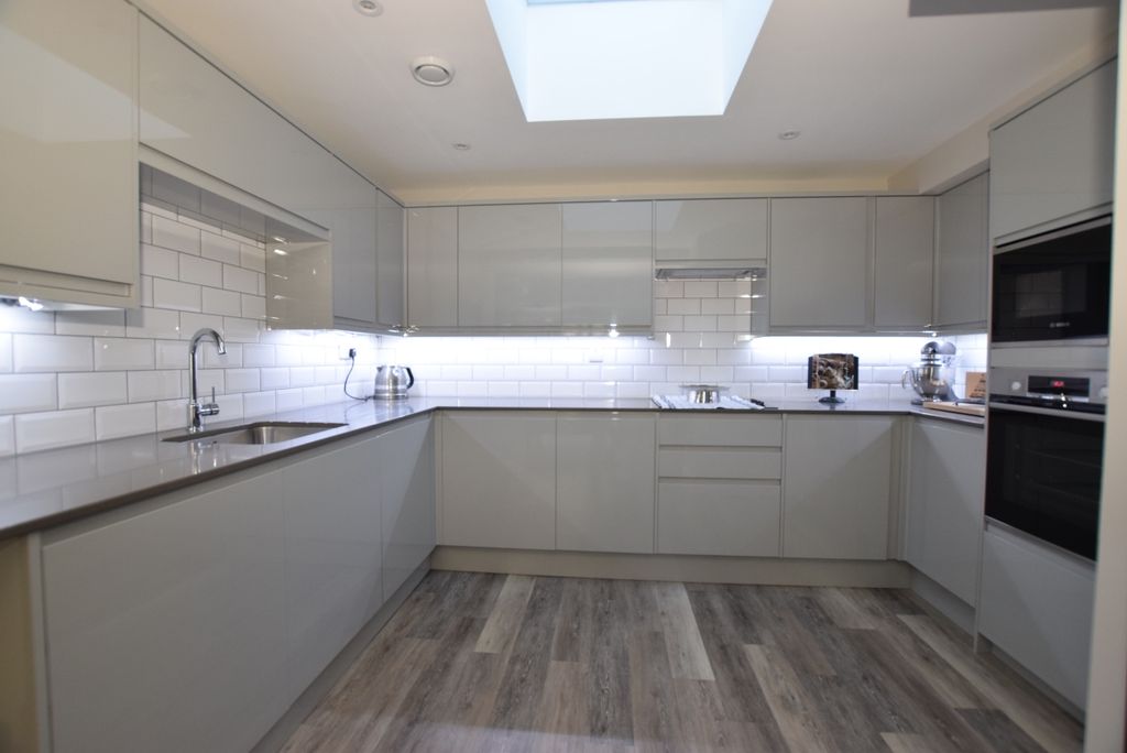 Property photo 3 of 14 Kitchen 2