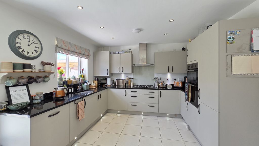 Property photo 2 of 42