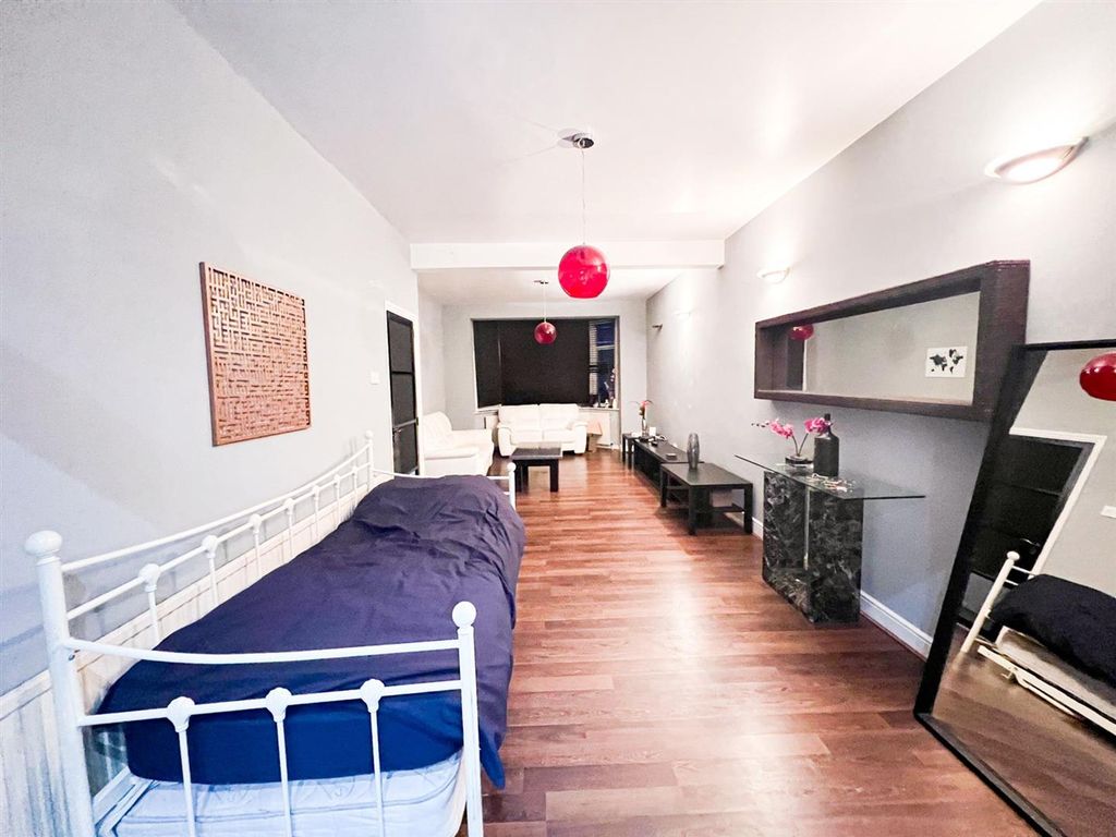 Property photo 3 of 14 Gantshill Crescent Ig2