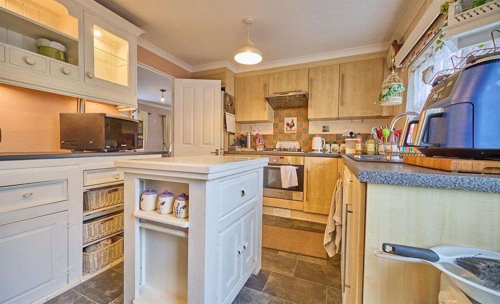 Property photo 2 of 10 Kitchen