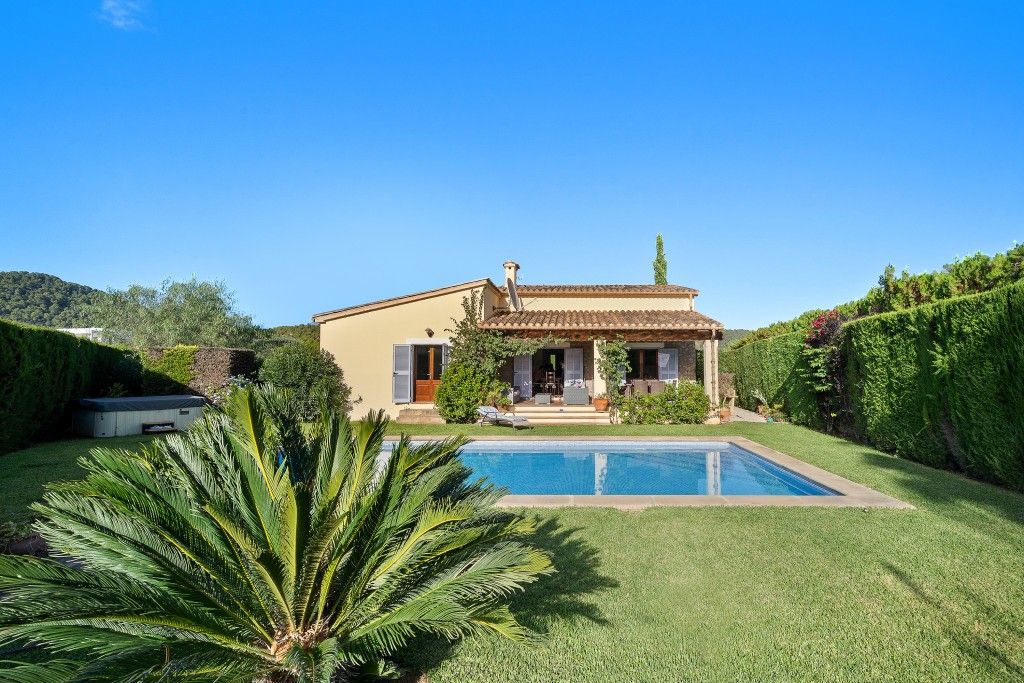 Property photo 1 of 18 Exterior &amp; Pool (1)