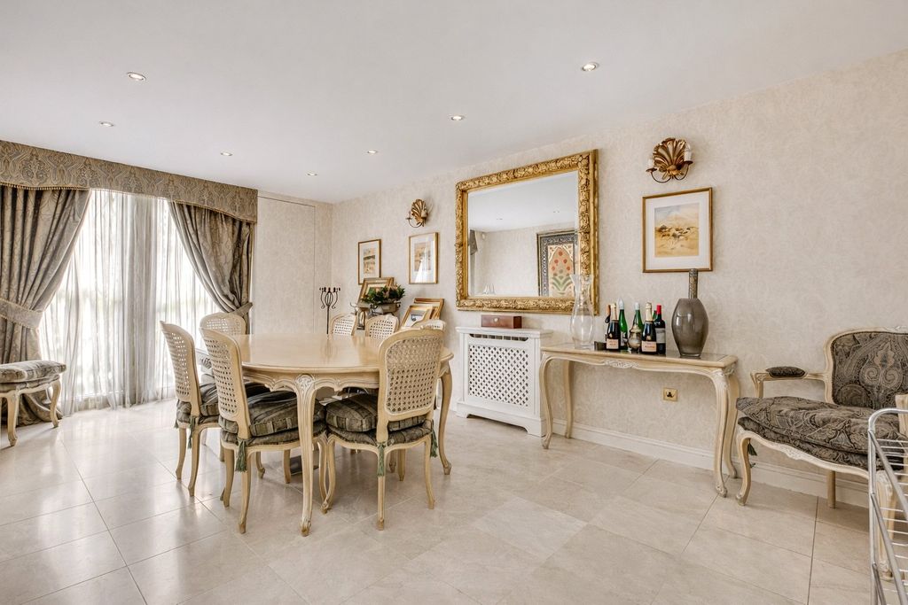 Property photo 3 of 19 Dining Room