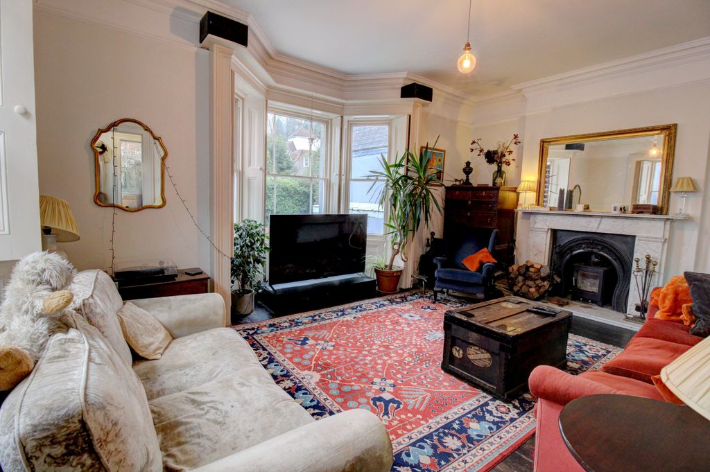 Property photo 2 of 16 Lounge