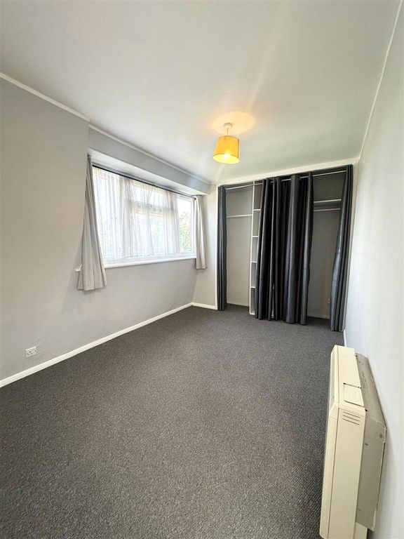 Property photo 3 of 7 Bed 2.Jpg