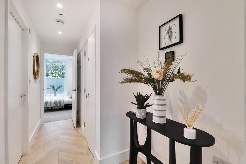 Property photo 1 of 7 Apt 1 Entrance