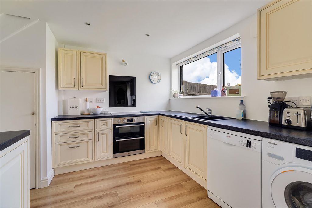 Property photo 2 of 25 Img (11).Jpg