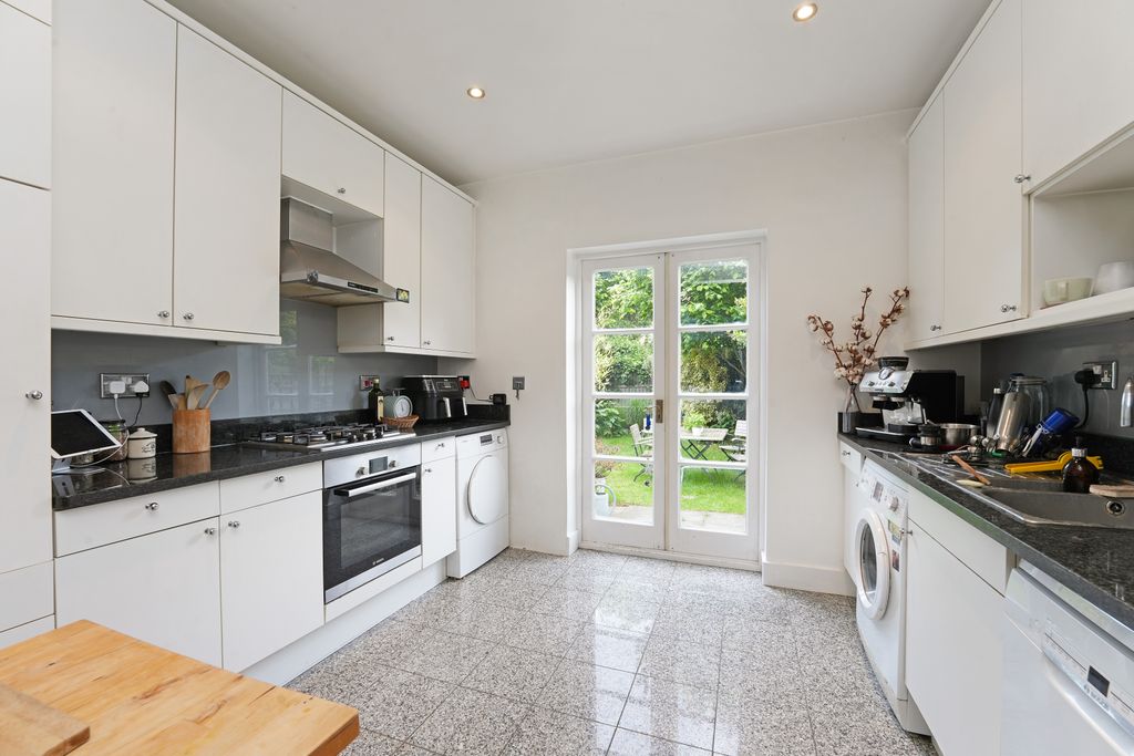 Property photo 2 of 14 72637_45 Wavendon Av