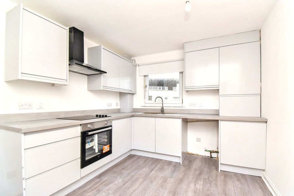 Property photo 3 of 9 Kitchen