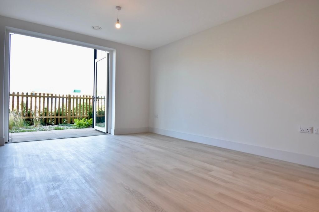 Property photo 2 of 7 4 Isca - Front Room