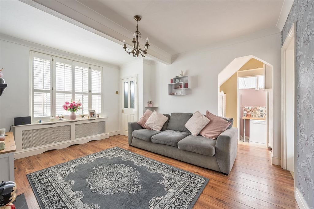 Property photo 2 of 19 Bluehouse Road, E4